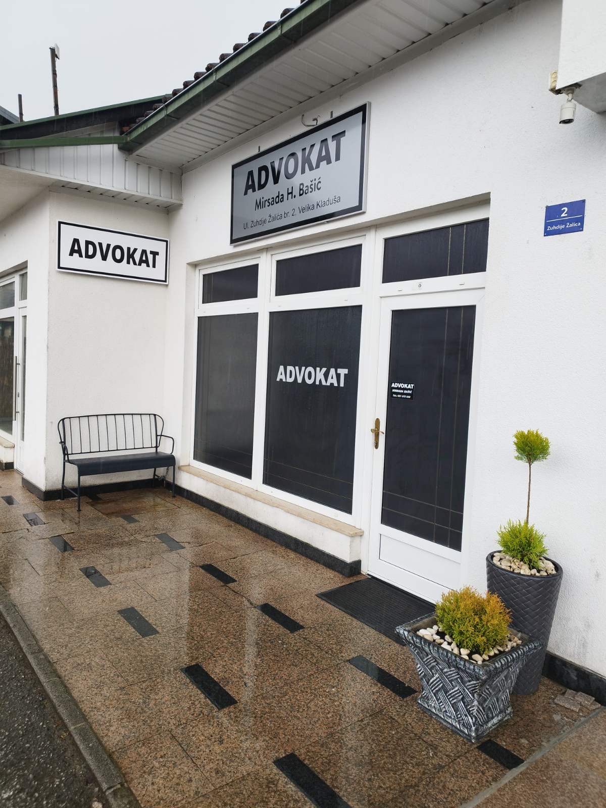Vanjski izgled kancelarije Advokat Mirsada Bašić u Velikoj Kladuši